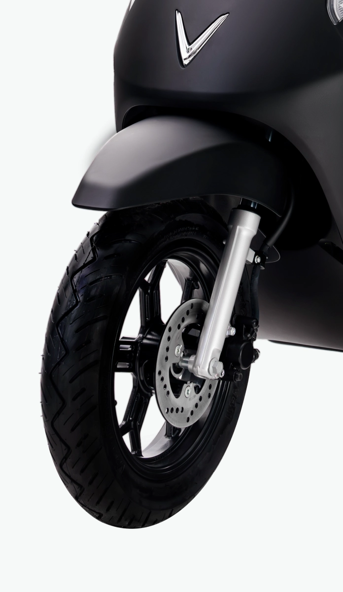 Xe máy điện VinFast EvoNEO trang bị vành xe 14inch cho phép di chuyển trên nhiều địa hình